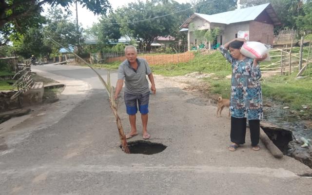 jalan berlubang