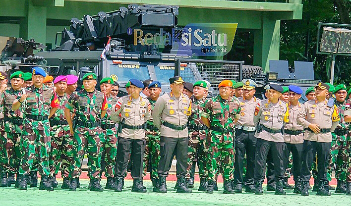 Para Pejabat Utama TNI-Polri dilingkungan Kodam XII Tanjungpura dan Polda Kalbar saat mengikuti Apel Gabungan TNI-Polri Gelar Pasukan PAM VVIP Pengamanan, di Lapangan Tidayu Makodam XII/Tpr, Senin 18 Maret 2024, dalam Rangka Kunker Presiden Republik Indonesia Ir. Joko Widodo.