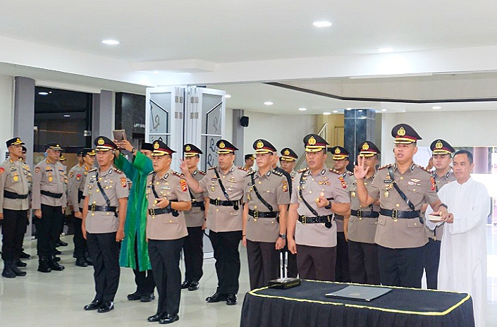 Pimpin Sertijab, Kapolda Kalbar Tekankan Pejabat Baru Tingkatkan Kolaborasi dan Inovasi 3 Kapolda