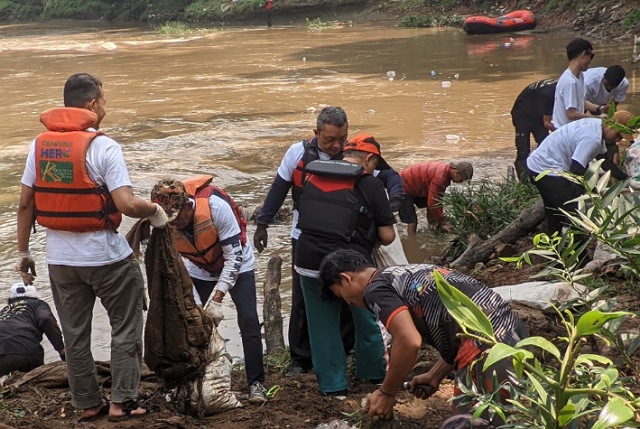 Damar Group Pencetus Bersihkan Sungai Ciliwung dan Penanaman Pohon 1 Bersih