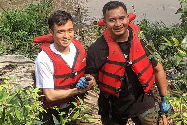 Damar Group Pencetus Bersihkan Sungai Ciliwung dan Penanaman Pohon 2 Bersih