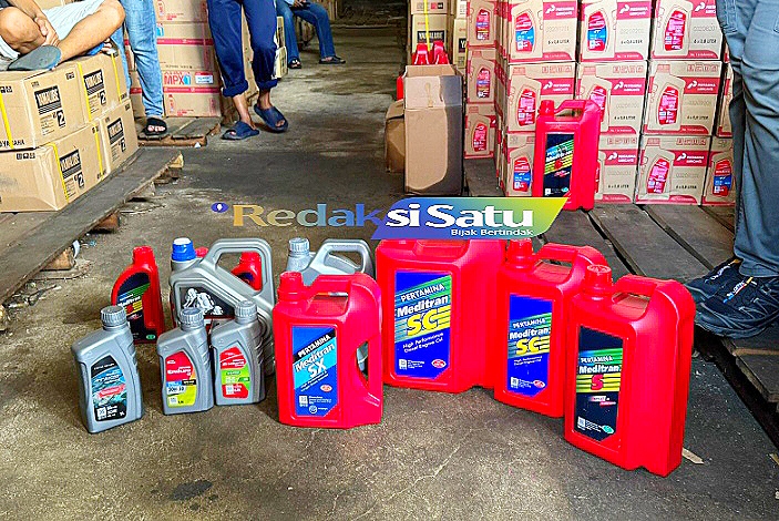 Tim Gabungan Grebek Gudang Oli Palsu di Kubu Raya, Modus Barcode Palsu 2 Tim