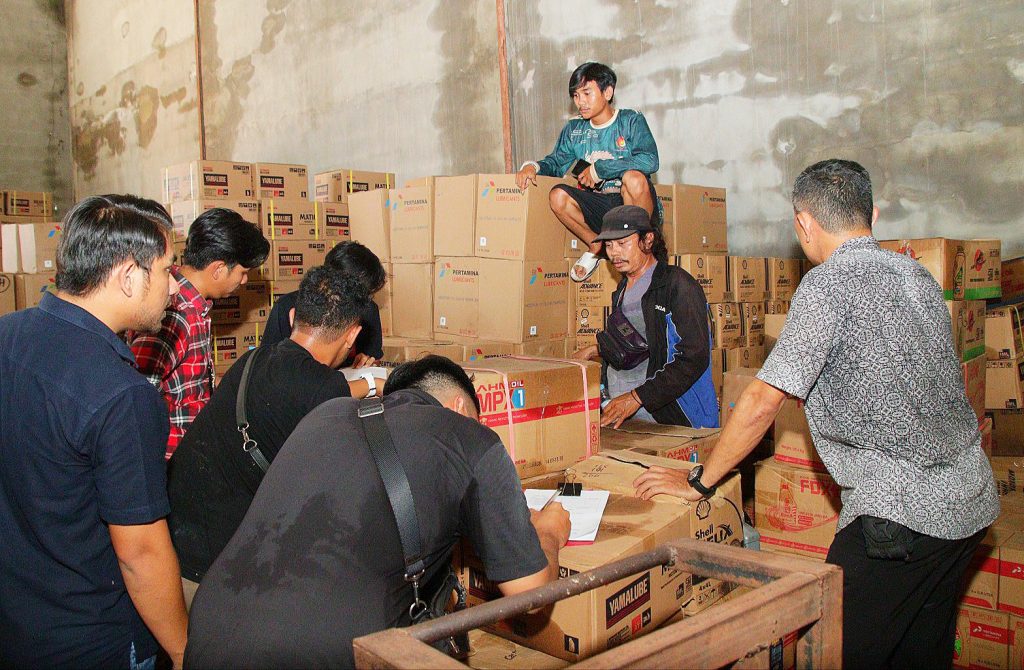 Ditreskrimsus Polda Kalbar Lakukan Olah TKP di Gudang Oli Diduga Palsu di Kubu Raya 1 TKP