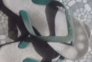 “Sendal jepit simbol kesetiaan, manusia simbol kerumitan. Artikel ini membahas mengapa kebersamaan kini semakin sulit diwujudkan