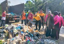 Gerak Cepat Kapolsek Pondok Suguh Ipda Freddy Silaen Bersihkan Tumpukan Sampah di Jalan Provinsi, Perintah Langsung Kapolres Mukomuko pondok suguh