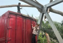 Peduli Keselamatan, Kapolsek Sungai Rumbai Sigap Bersihkan Pohon Tumbang di Jembatan Air Pisang keselamatan